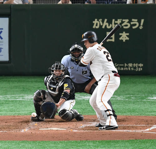 巨人対阪神　1回裏巨人1死満塁、岡本は押し出し死球を選ぶ（撮影・山崎安昭）