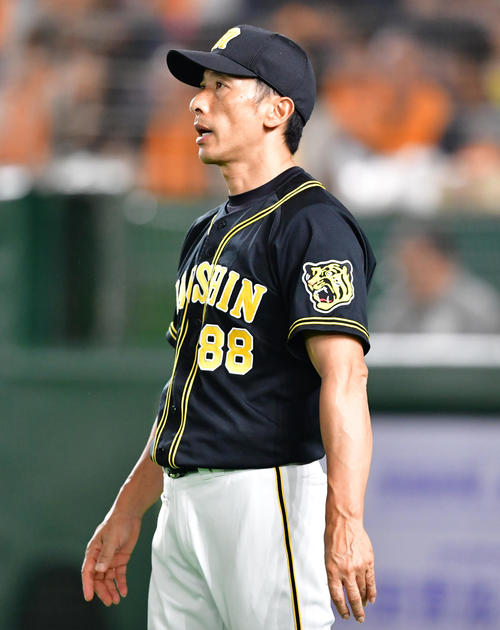 巨人対阪神　6回裏巨人、選手交代を告げる矢野監督（撮影・清水貴仁）