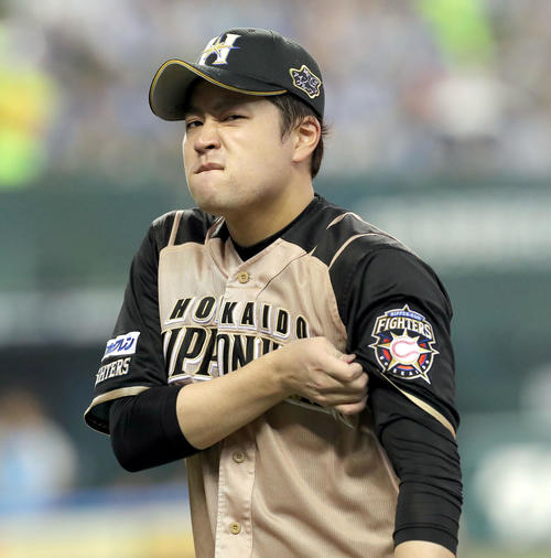 西武対日本ハム　さらに追加点を許し悔しそうな表情でベンチに戻る日本ハム堀（撮影・佐藤翔太）