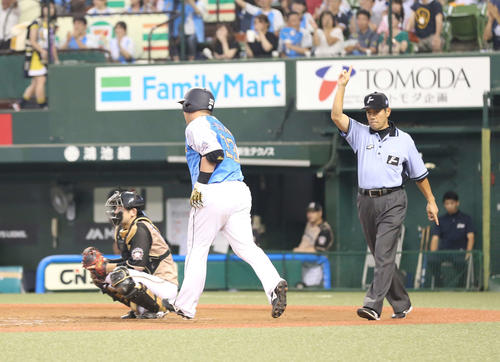西武対日本ハム　3回裏西武1死三塁、左翼ポール際への打球がファウルと判定されるもリプレー検証の結果、本塁打と認められ駆け出す山川（撮影・河野匠）