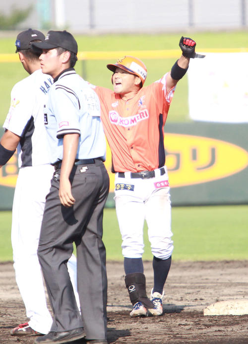 群馬対新潟　3－3の5回1死満塁、勝ち越しの左越え2点二塁打を放つた稲葉は二塁上で両腕を突き上げた