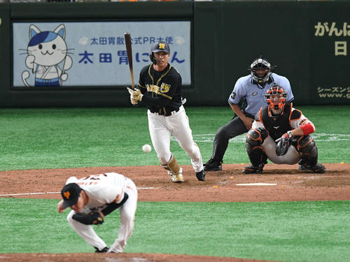 巨人対阪神　5回表阪神無死、高山俊は中前打を放つ。投手桜井（撮影・山崎安昭）