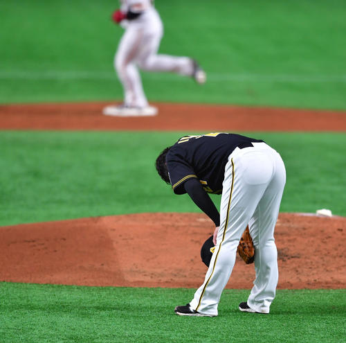 1回裏巨人1死満塁、ゲレーロに中越えの満塁本塁打を浴びる岩田（撮影・清水貴仁）