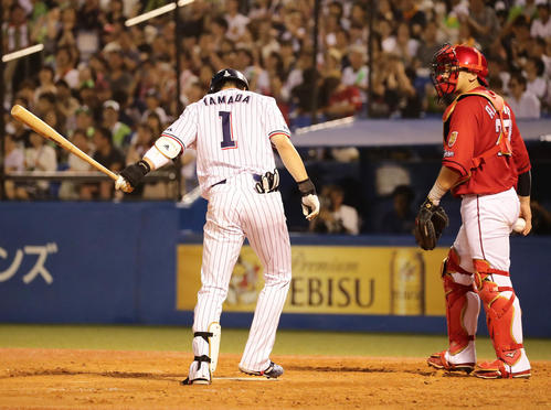 ヤクルト対広島　5回裏ヤクルト1死満塁、山田は見逃し三振に倒れる。捕手会沢（撮影・丹羽敏通）