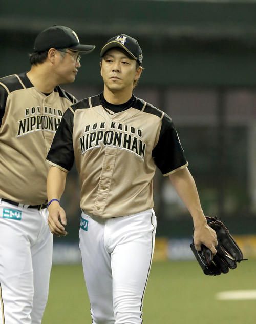 西武対日本ハム　10回裏サヨナラ負けを喫し引き揚げる日本ハム宮西（撮影・佐藤翔太）