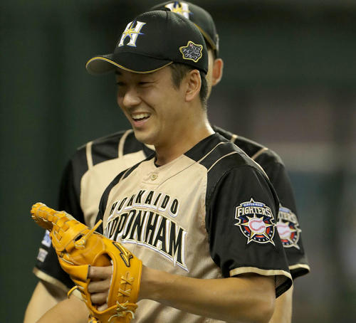 西武対日本ハム　7回裏を無失点に抑え笑顔でベンチに戻る日本ハム斎藤（撮影・佐藤翔太）