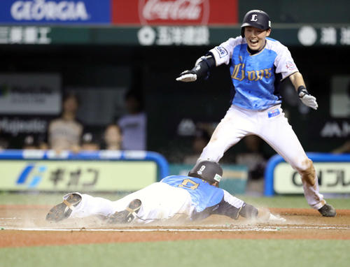 西武対日本ハム　10回裏西武1死一塁、秋山の打球を遊撃手の中島が後逸し、一気に本塁に倒れ込む木村（撮影・河野匠）