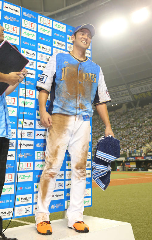 西武対日本ハム　日本ハムにサヨナラ勝ちし、土のついたユニホームのままお立ち台に上がって笑顔を見せる木村（撮影・河野匠）