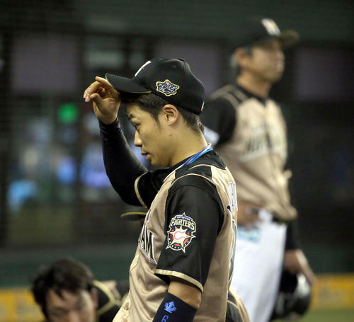 西武対日本ハム　10回裏サヨナラ負けを喫し、引き揚げる日本ハム中島（撮影・佐藤翔太）