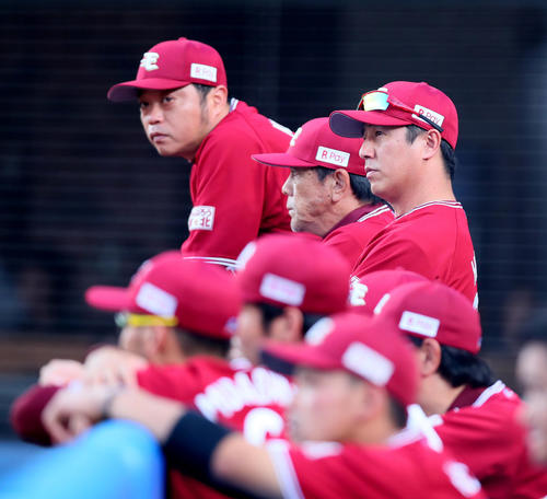 ロッテ対楽天　戦況を見つめる楽天平石監督（右）（撮影・足立雅史）
