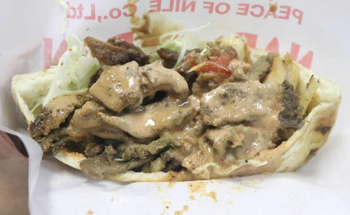 「肉祭」の出品メニューのミックスケバブサンドイッチ（800円）（撮影・久永壮真）