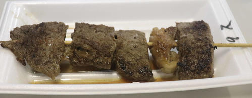 「肉祭」の出品メニューの飛騨牛ステーキ串（1300円）（撮影・久永壮真）
