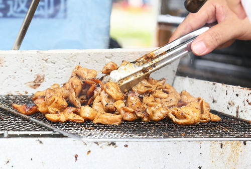 「肉祭」の出品メニューのホルモン焼き（1000円）（撮影・島根純）