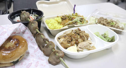 「肉祭」の出品メニュー。左下から時計回りに松坂牛バーガー（1000円）、沖縄炙りスペアリブ丼（800円）、ミックスケバブライス（1200円）、シロホルモン焼き（1200円）、チキンステーキ丼（1000円）、熟成牛タン（1000円）（撮影・久永壮真）