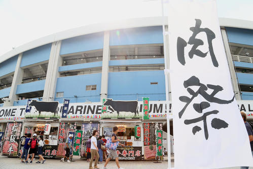 ZOZOマリンスタジアムの外周では「肉祭」が開催され多くのファンらでにぎわう（撮影・足立雅史）