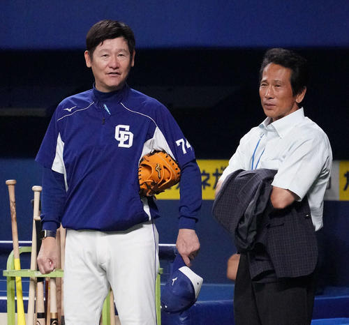 中日練習　阿波野秀幸投手コーチ（左）と話をする大石大二郎氏