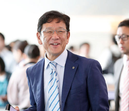 羽田空港から新千歳空港に移動する日本ハム栗山監督（撮影・佐藤翔太）