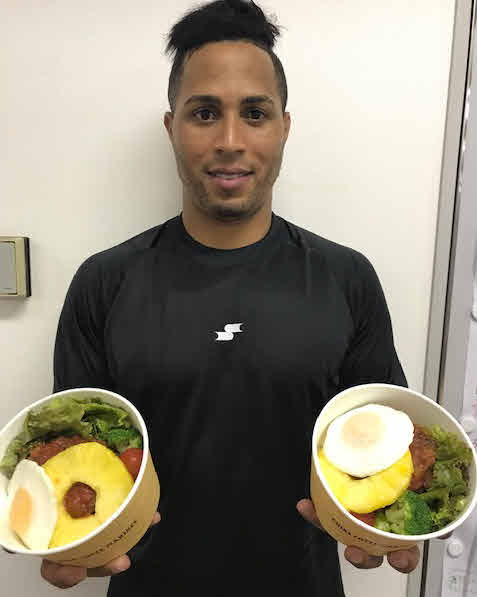 「いただきマーティン丼」を手にするロッテ・マーティン（球団提供）