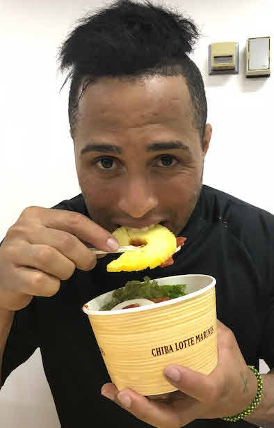 「いただきマーティン丼」を食べるロッテ・マーティン（球団提供）