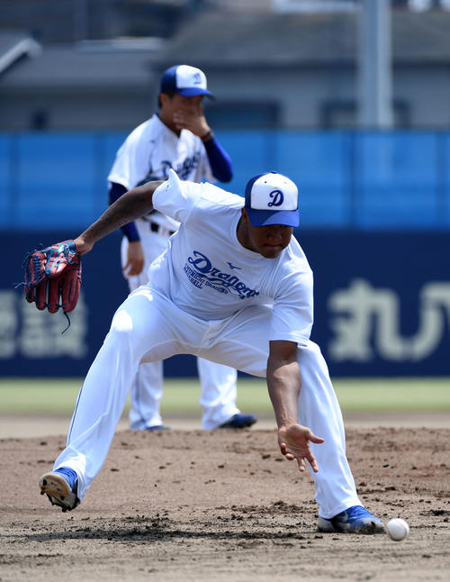 守備練習で軽快な動きを見せるロメロ（撮影・前岡正明）