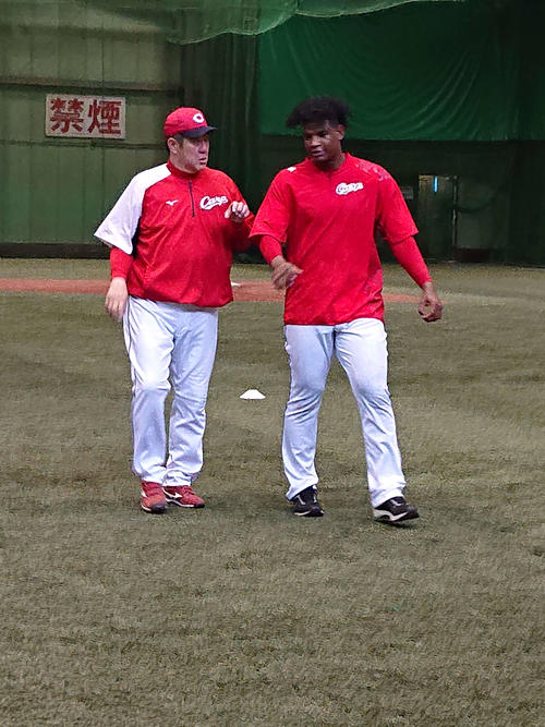 広島モンティージャが1軍に合流。左は佐々岡投手コーチ