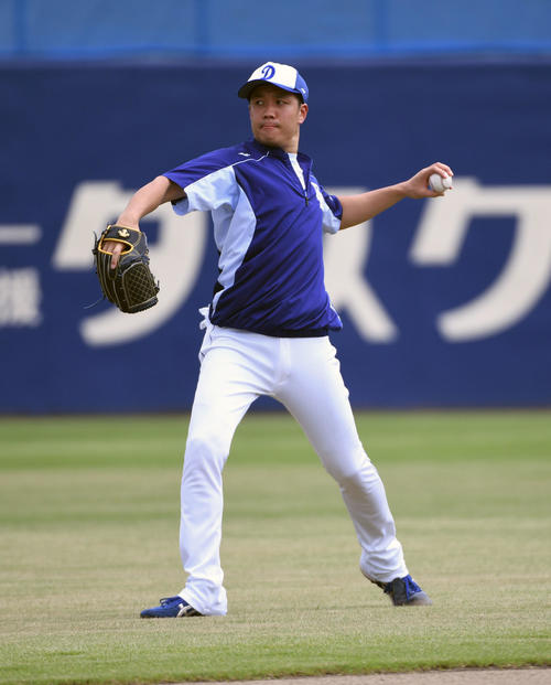 キャッチボールを行う大野雄（撮影・前岡正明）