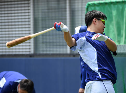ティー打撃を行う大野雄（撮影・前岡正明）