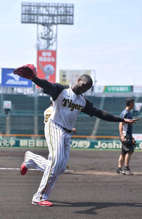 投内連係プレーで汗を流すガルシア（撮影・上田博志）