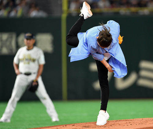 始球式で岡島秀樹氏のノールック投球を披露する石原さとみ（撮影・滝沢徹郎）