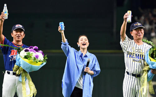 試合前に乾杯の音頭を取る石原さとみ（中央）。左はドリーム・ヒーローズ田尾監督。右はザ・プレミアム・モルツ球団東尾監督代行（撮影・滝沢徹郎）