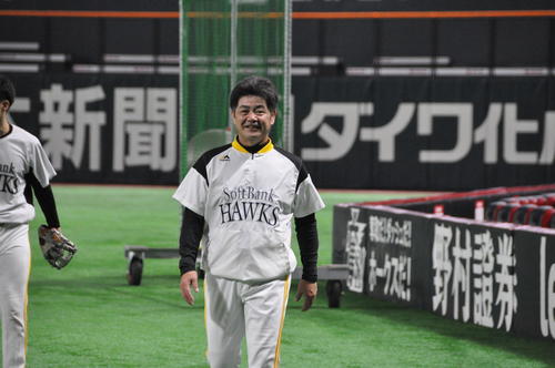 投手練習を視察にきたソフトバンク工藤監督