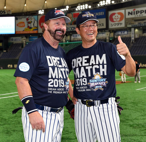 サントリードリームマッチ2019　試合前練習で記念撮影するバース氏（左）と古田氏（撮影・滝沢徹郎）