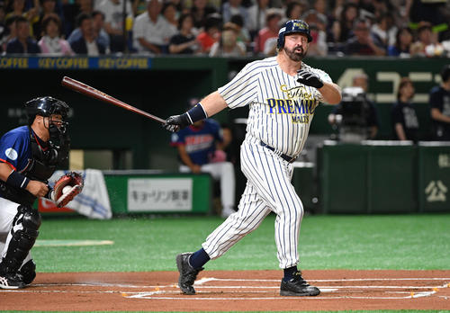 サントリードリームマッチ2019　ザ・プレミアム・モルツ球団対ドリーム・ヒーローズ　1回裏ザ・プレミアム・モルツ球団2死一塁、空振りするバース氏（撮影・滝沢徹郎）