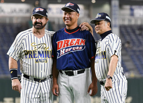 サントリードリームマッチ2019　試合前練習で記念撮影する、左からバース氏、関本氏、川藤氏（撮影・滝沢徹郎）