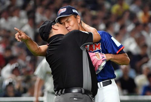 サントリードリームマッチ2019　ザ・プレミアム・モルツ球団対ドリーム・ヒーローズ　7回裏、大和一塁審判にキスされるドリーム・ヒーローズのギャオス内藤（撮影・滝沢徹郎）
