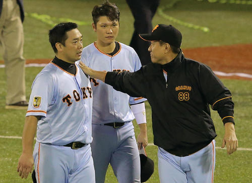 ヤクルト対巨人　阿部（左）の肩をたたいてねぎらう原監督。中央は坂本（撮影・松本俊）