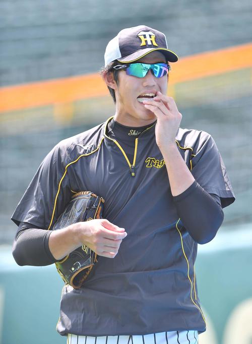 マウスピースをつけて練習に励む藤浪（撮影・上田博志）