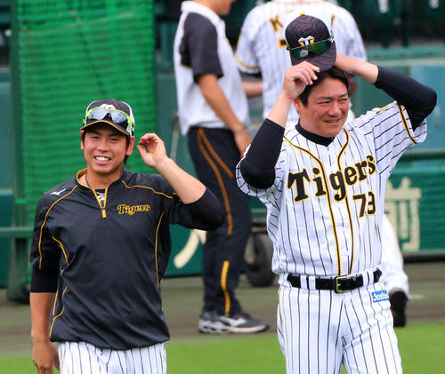 阪神浜中治コーチ（右）と梅野隆太郎