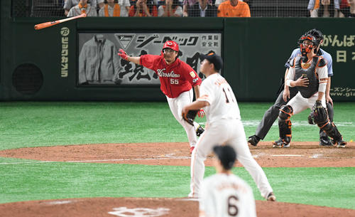 巨人対広島　8回表広島1死一、二塁、松山は右越えの3点本塁打を放つ（撮影・加藤諒）