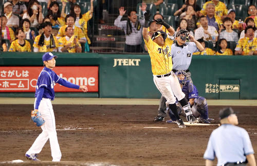 阪神対中日　9回裏阪神無死一塁、ヤンハービス・ソラーテは左越え2点本塁打を放ちサヨナラ勝ちを決める（撮影・加藤哉）