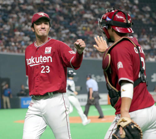 日本ハム対楽天　5回裏日本ハム1死一塁、宇佐見真吾を二併殺打に仕留めタッチを交わしながらベンチに戻る楽天弓削と太田（右手前）（撮影・佐藤翔太）