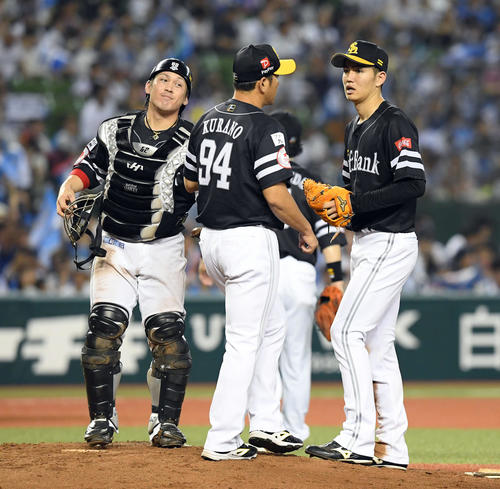 西武対ソフトバンク　4回裏、2－1とされ倉野信次コーチから声を掛けられる高橋礼（撮影・たえ見朱実）