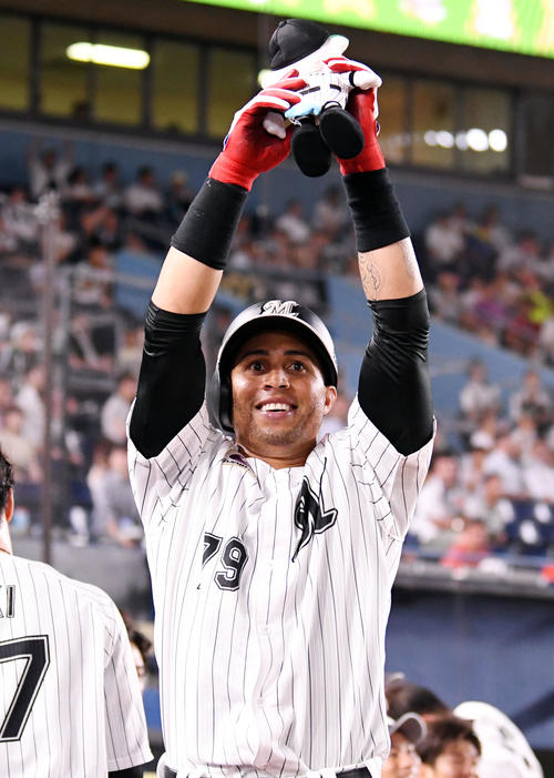 ロッテ対オリックス　5回裏ロッテ2死、右越えソロ本塁打を放ったマーティン（右）は生還しファンの声援に応じる（撮影・滝沢徹郎）