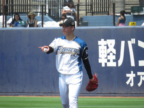 チームメートにアウトカウントを確認する日本ハム吉田輝（撮影・本間翼）