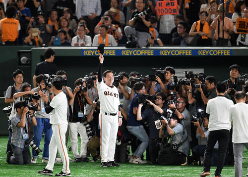 巨人対広島　通算1000勝を達成しファンの声援に応える巨人原監督（撮影・横山健太）