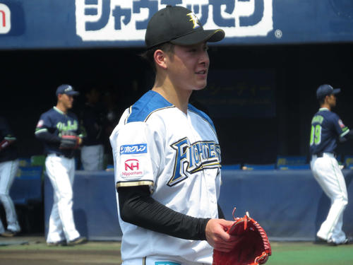 イニングを終え、ベンチに引き揚げる日本ハム吉田輝（撮影・本間翼）
