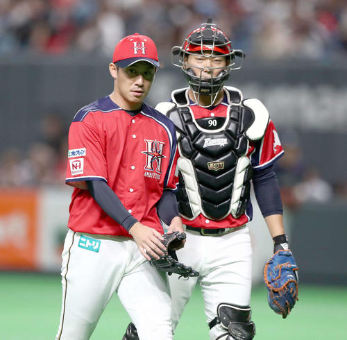日本ハム吉川（左）と宇佐見