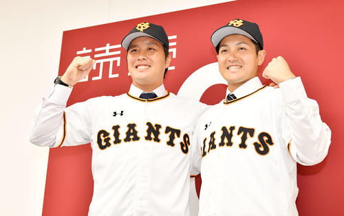 巨人藤岡（左）と鍵谷