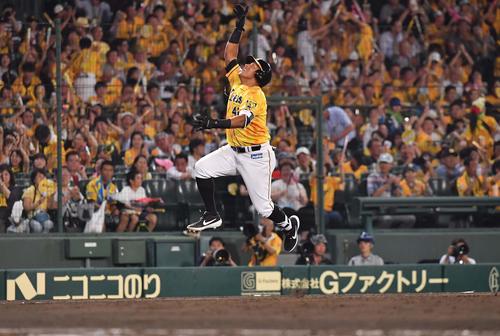 阪神対中日　5回裏阪神無死一塁、左中間へ逆転2点本塁打を放ち盛り上がるファンを背に大ジャンプするヤンハービス・ソラーテ（撮影・上田博志）
