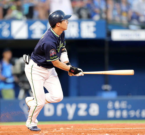 DeNA対ヤクルト　4回表ヤクルト無死一塁、山田哲は左中間本塁打を放つ（撮影・鈴木正人）